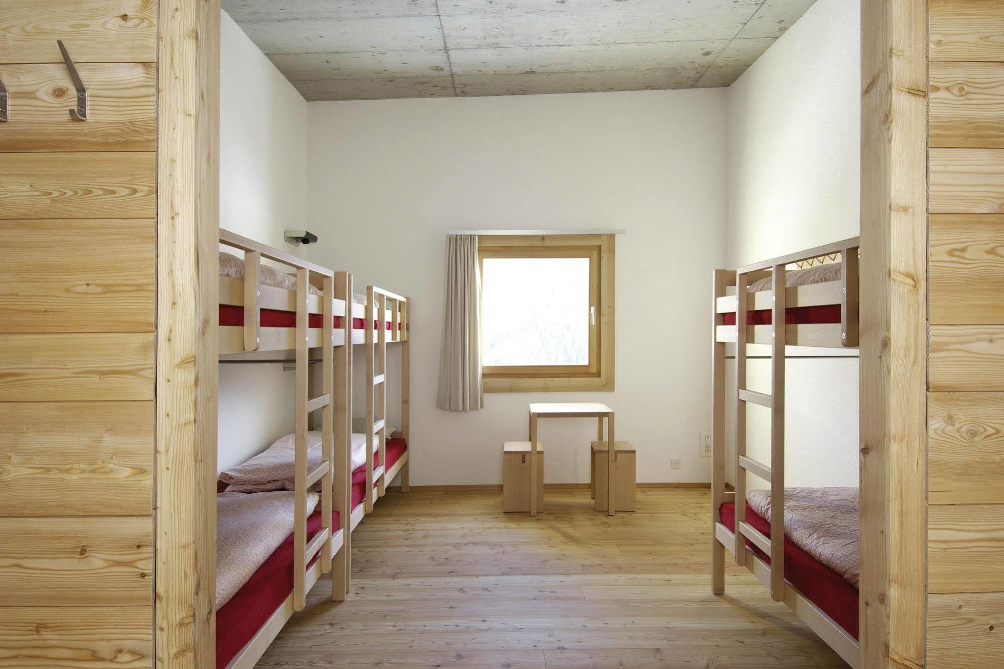 Scuol Youth Hostel Exterior photo